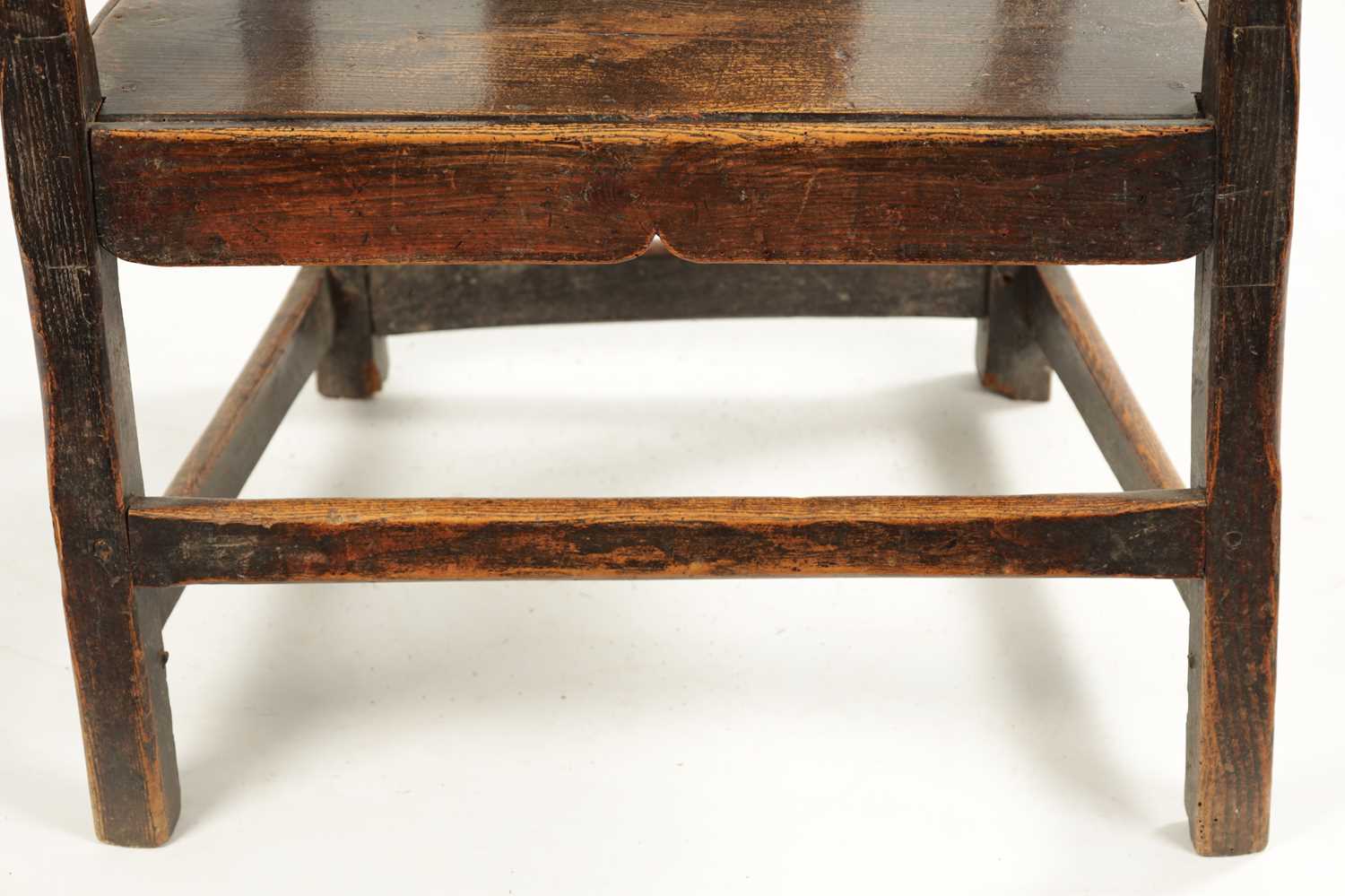 AN 18TH CENTURY PRIMITIVE ASH AND ELM COUNTRY ARMCHAIR - Image 6 of 9