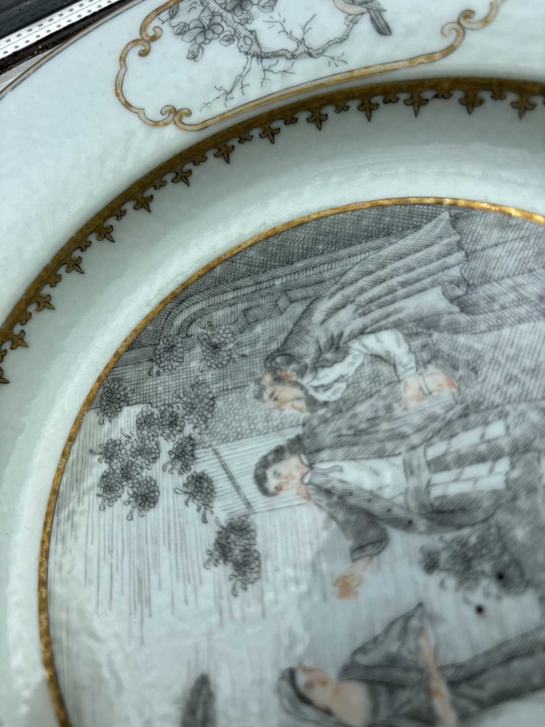 AN 18TH CENTURY QIANLONG CHINESE EXPORT PORCELAIN GRISAILLE DECORATED PLATE - Image 11 of 14