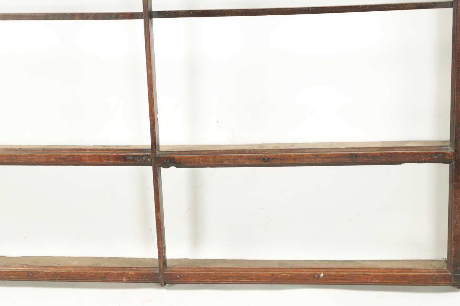 AN 18TH CENTURY OAK HANGING DELFT RACK - Image 4 of 5