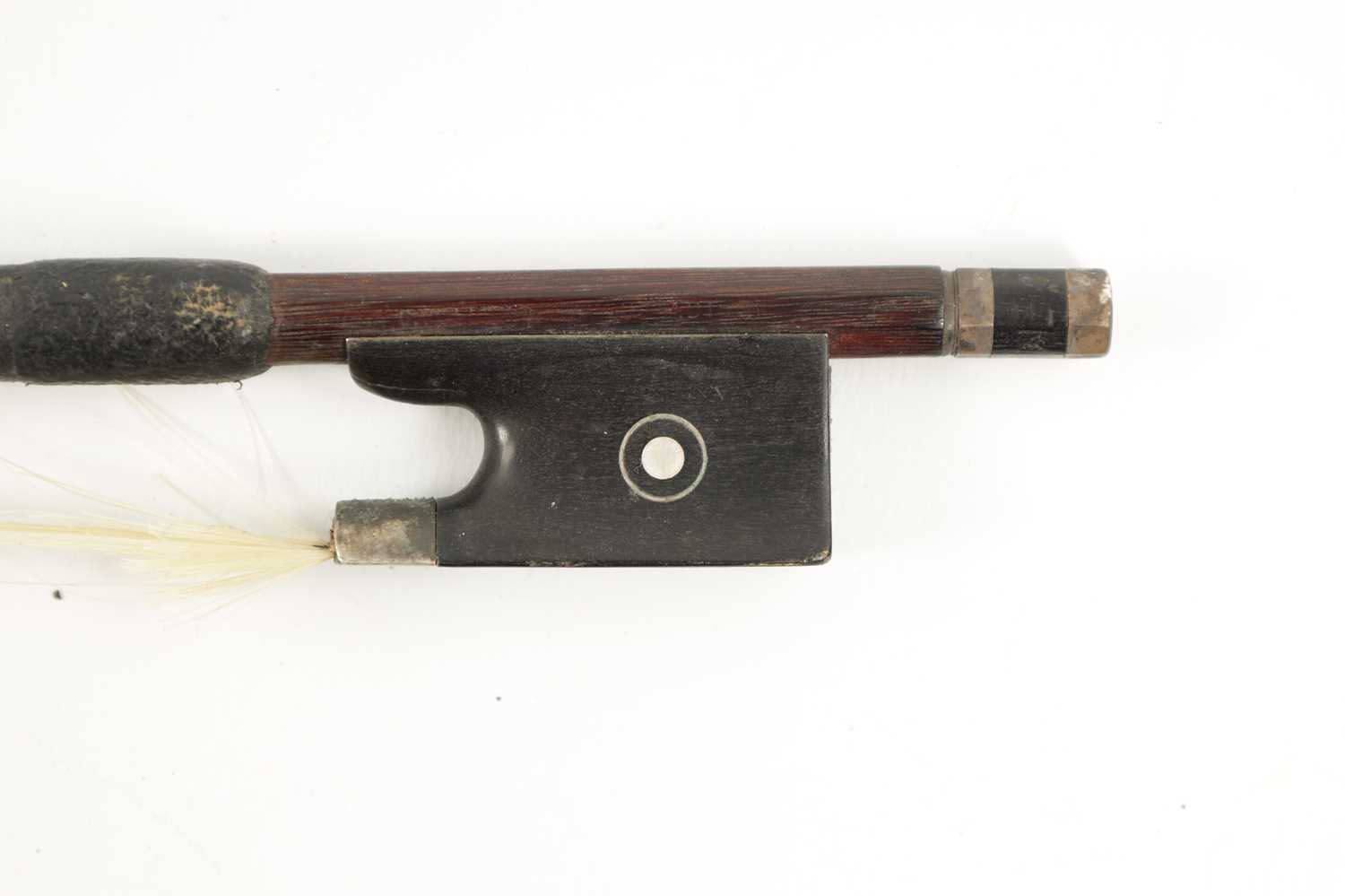 AN OLD VIOLIN BOW SIGNED G. VOLLENS, NEUSTRADT. - Image 2 of 8