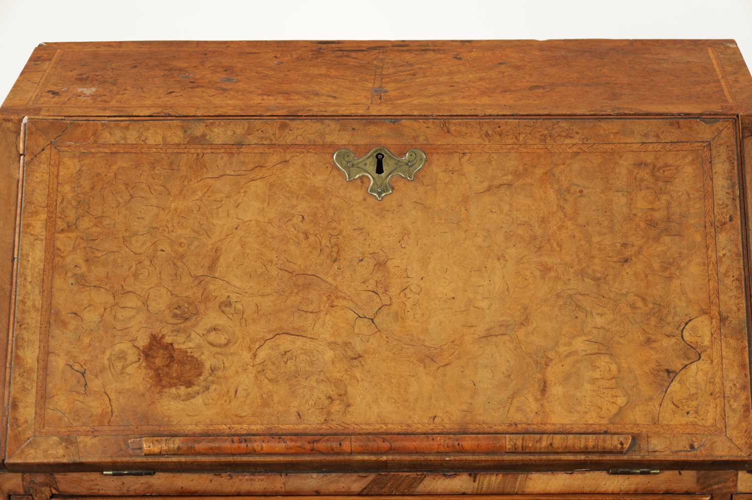AN EARLY 18TH CENTURY BURR WALNUT BUREAU OF SMALL SIZE - Image 4 of 10
