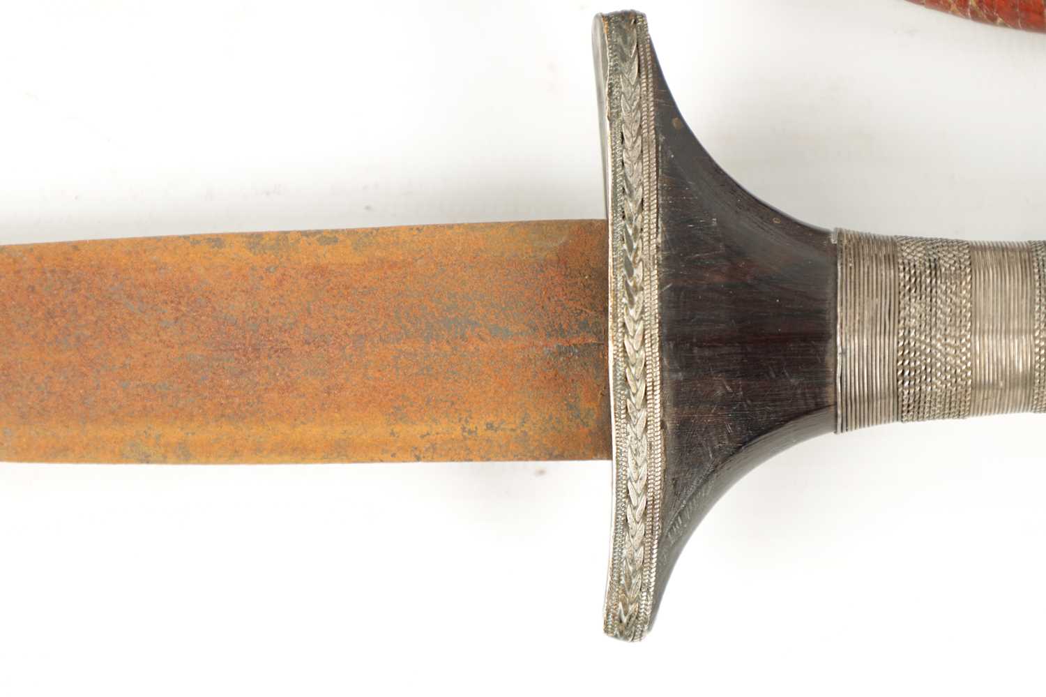 AN AFRICAN SUDANESE ARM DAGGER - Image 2 of 6