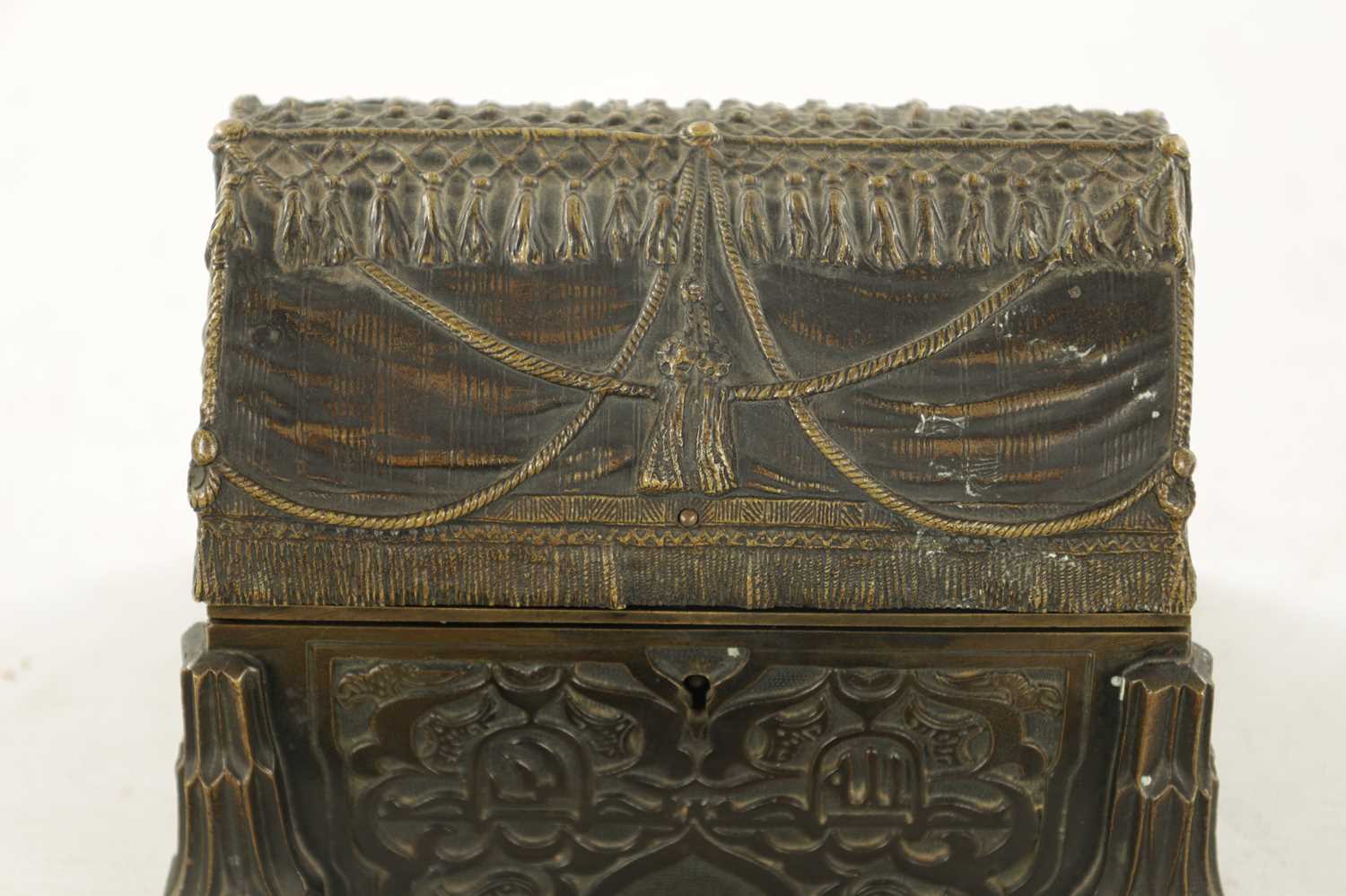 ATT A.TITZE AN EARLY 20TH CENTURY AUSTRIAN BRONZE EROTIC JEWELLERY CASKET - Image 4 of 7