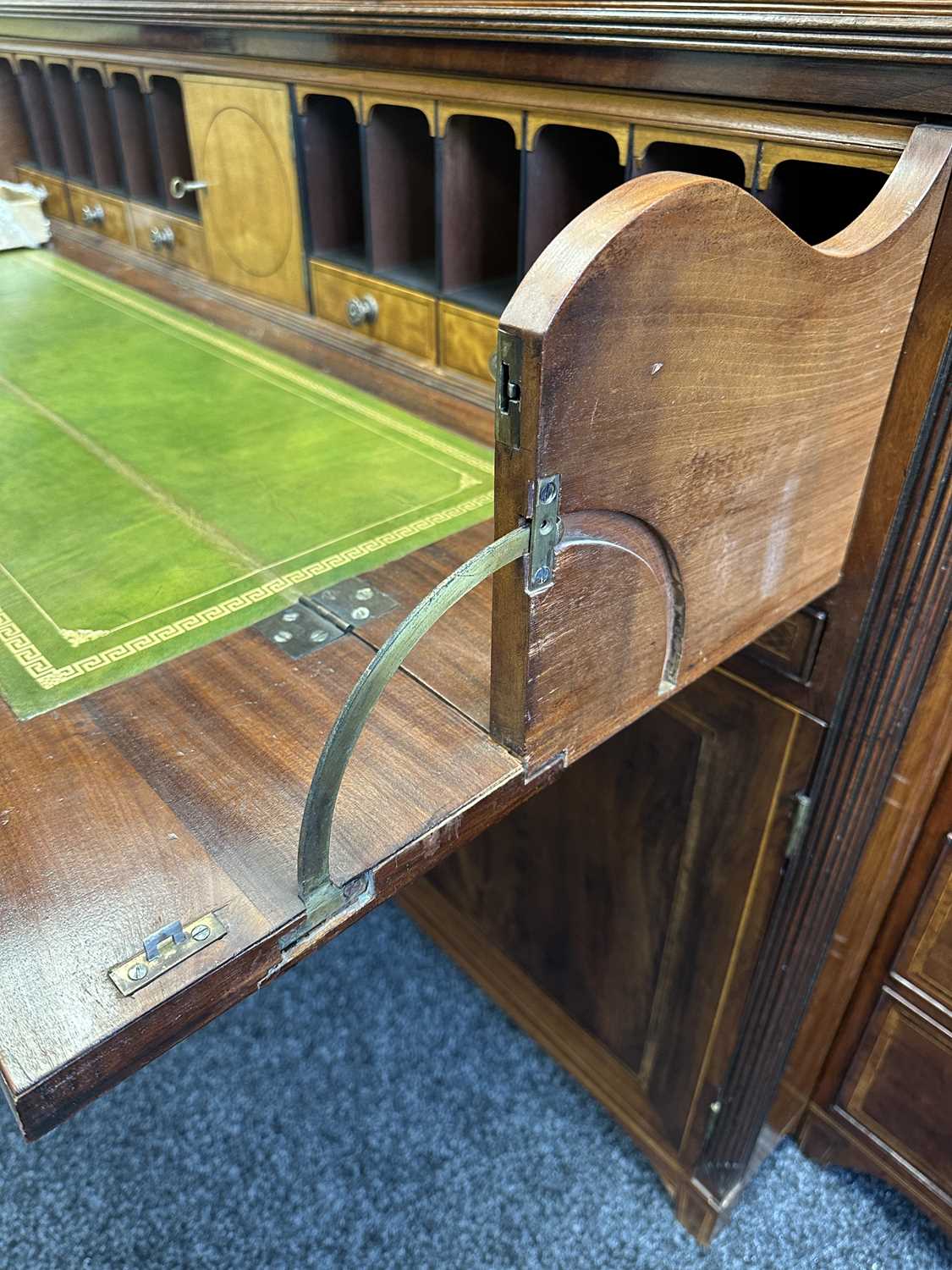 A FINE GEORGE III SHERATON DESIGN INLAID MAHOGANY BREAKFRONT BOOKCASE - Image 2 of 6