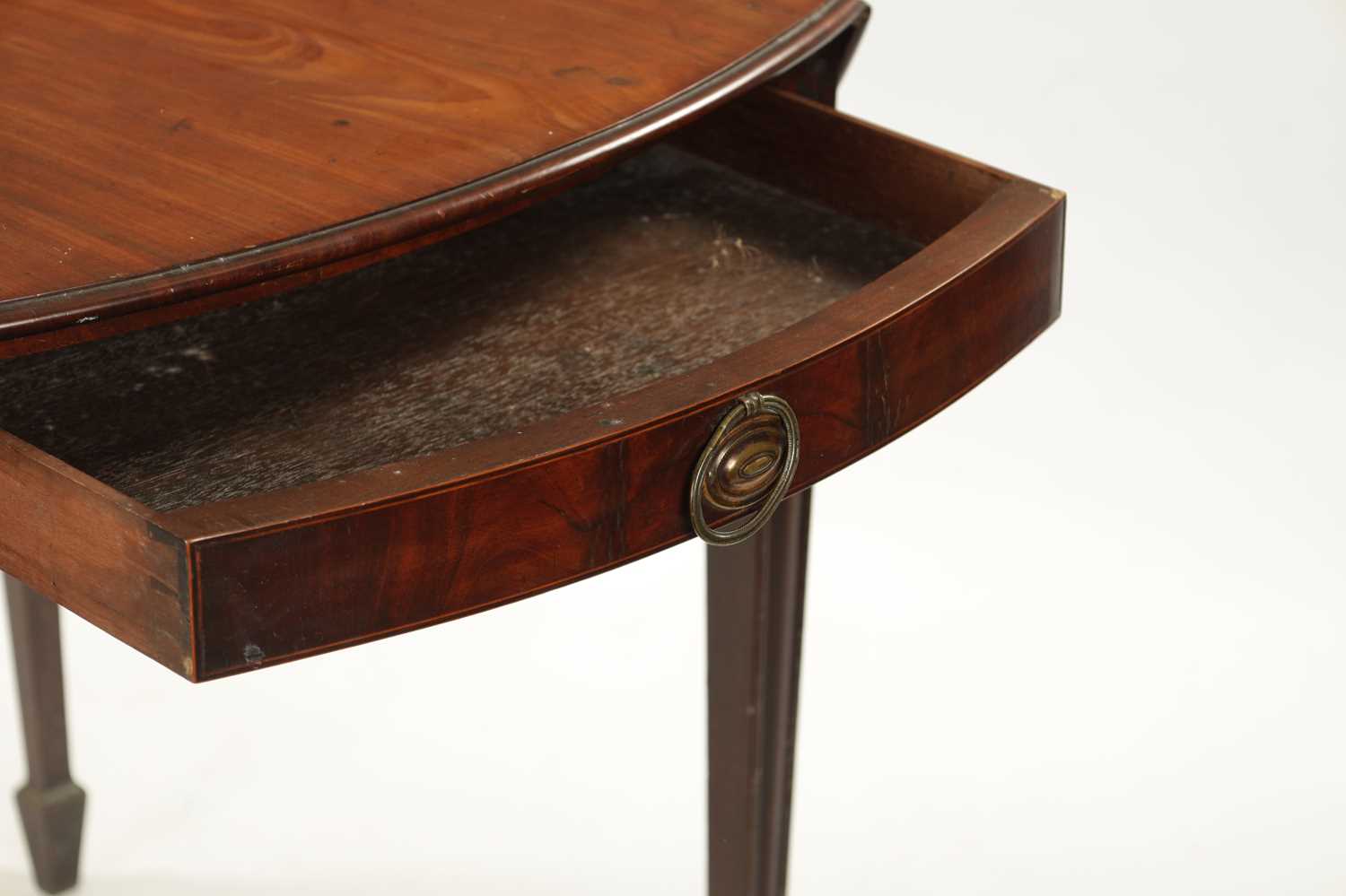 AN GEORGE III OVAL MAHOGANY PEMBROKE TABLE - Image 3 of 8