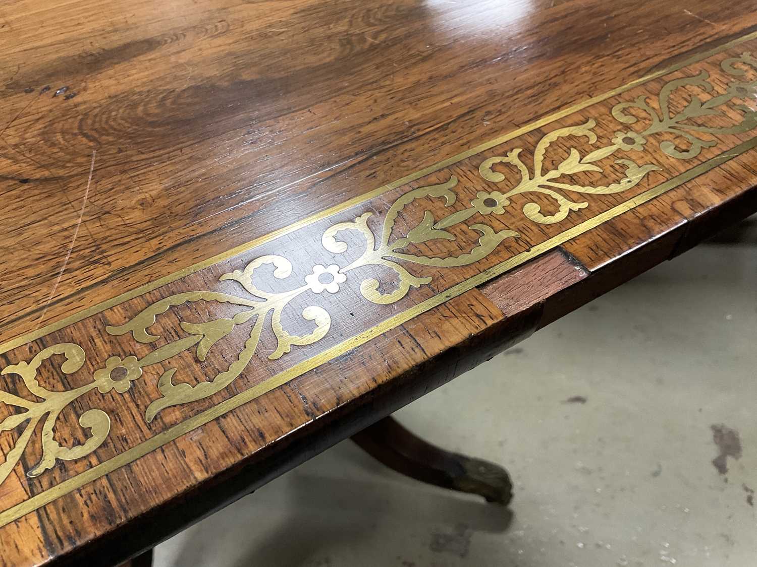 A REGENCY FIGURED ROSEWOOD BRASS INLAID SOFA TABLE - Image 13 of 16