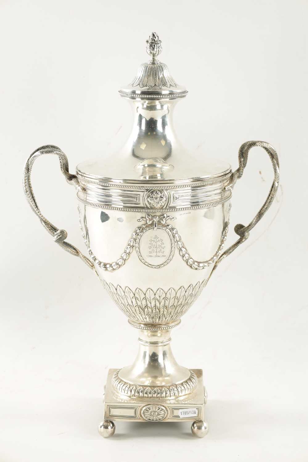 A GOOD GEORGE III SILVER ADAM-STYLE TEA URN - Image 10 of 10