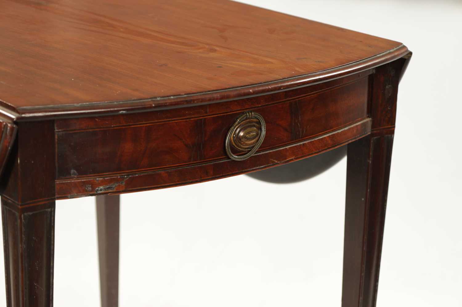 AN GEORGE III OVAL MAHOGANY PEMBROKE TABLE - Image 2 of 8