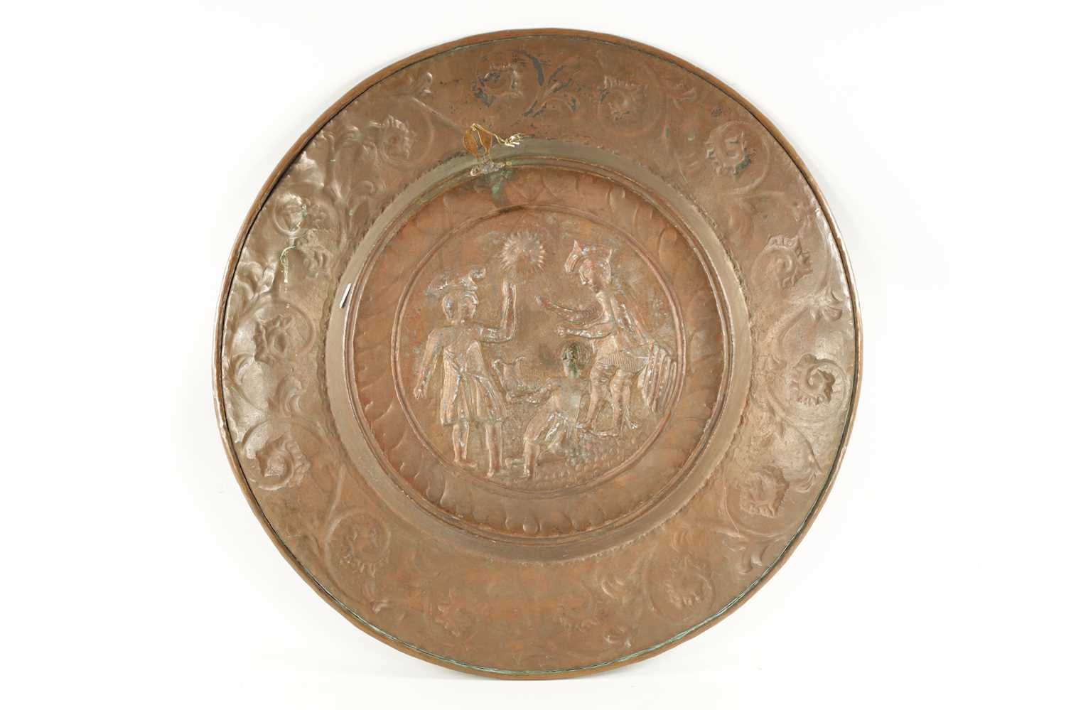 A 16TH / 17TH CENTURY EMBOSSED COPPER ALMS DISH OF LARGE SIZE - Image 5 of 6