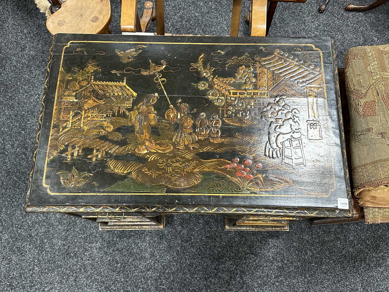 A GOOD QUEEN ANNE CHINOISERIE DECORATED LACQUER WORK KNEEHOLE DESK - Image 10 of 15