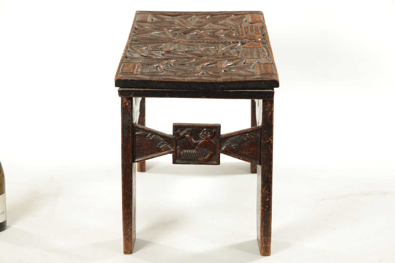 A CARVED HARDWOOD ASHANTI NATIVE OCCASIONAL TABLE - Image 6 of 8