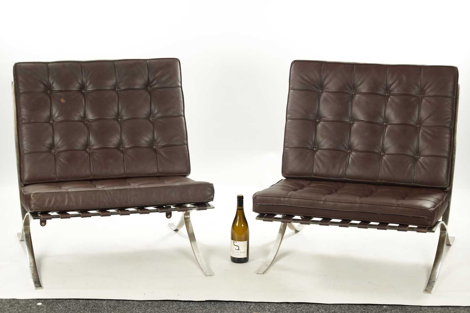 A PAIR OF 20TH CENTURY BARCELONA CHROME AND LEATHER UPHOLSTERED CHAIRS - Image 2 of 5