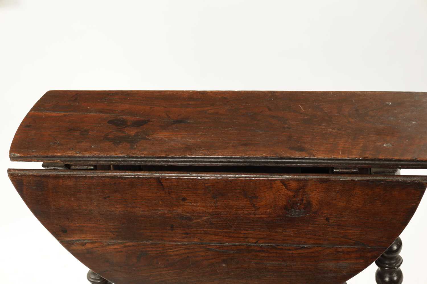 A 17TH CENTURY SMALL OAK GATE LEG TABLE WITH SILHOUETTE LEG - Image 3 of 24