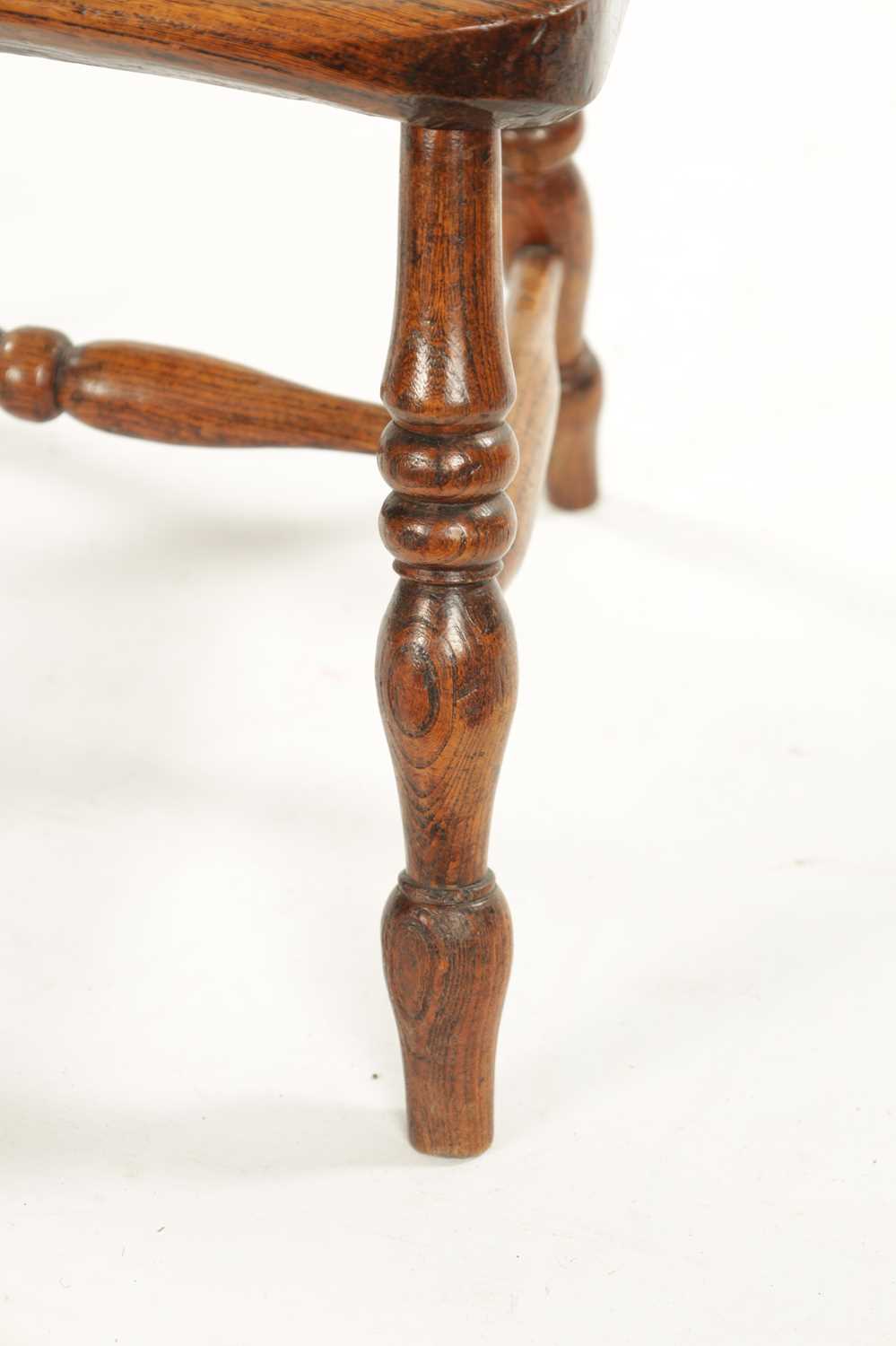 A 19TH CENTURY CHILD'S STICK-BACK WINDSOR CHAIR - Image 5 of 8