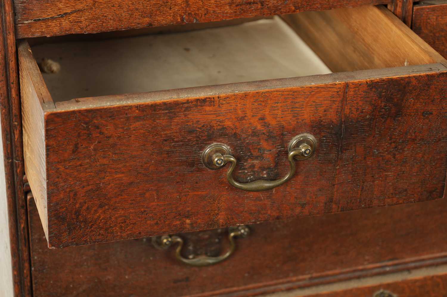 AN EARLY 18TH CENTURY FIGURED OAK COUNTRY MADE BUREAU - Image 8 of 11