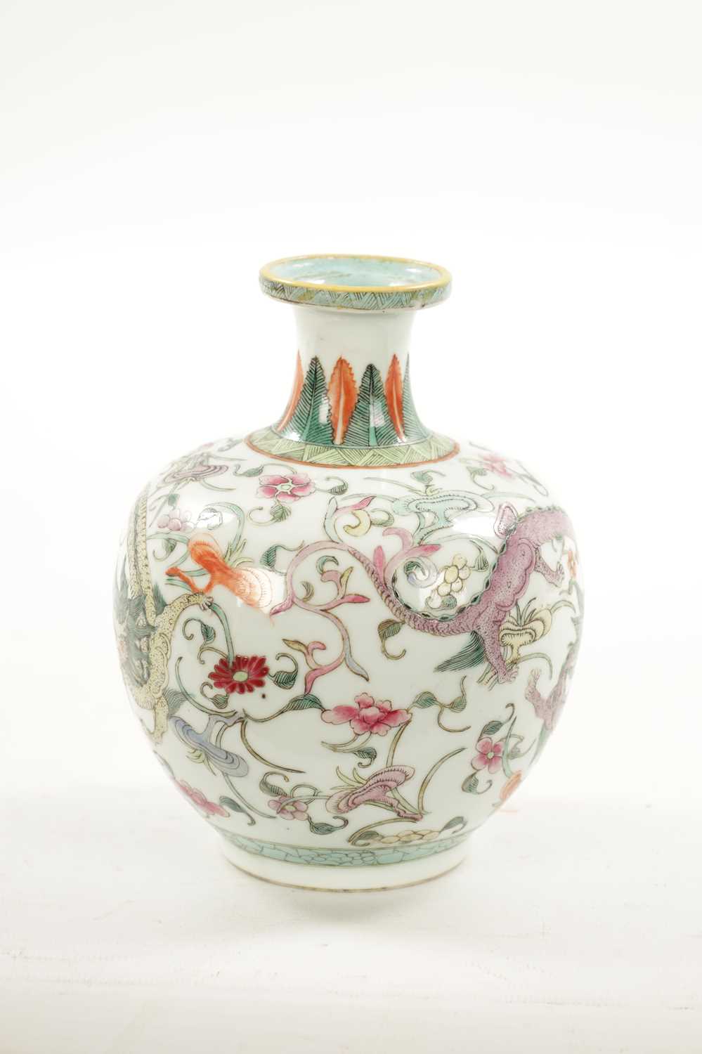 A 19TH CENTURY CHINESE FAMILLE ROSE BULBOUS VASE OF SMALL SIZE - Image 4 of 7