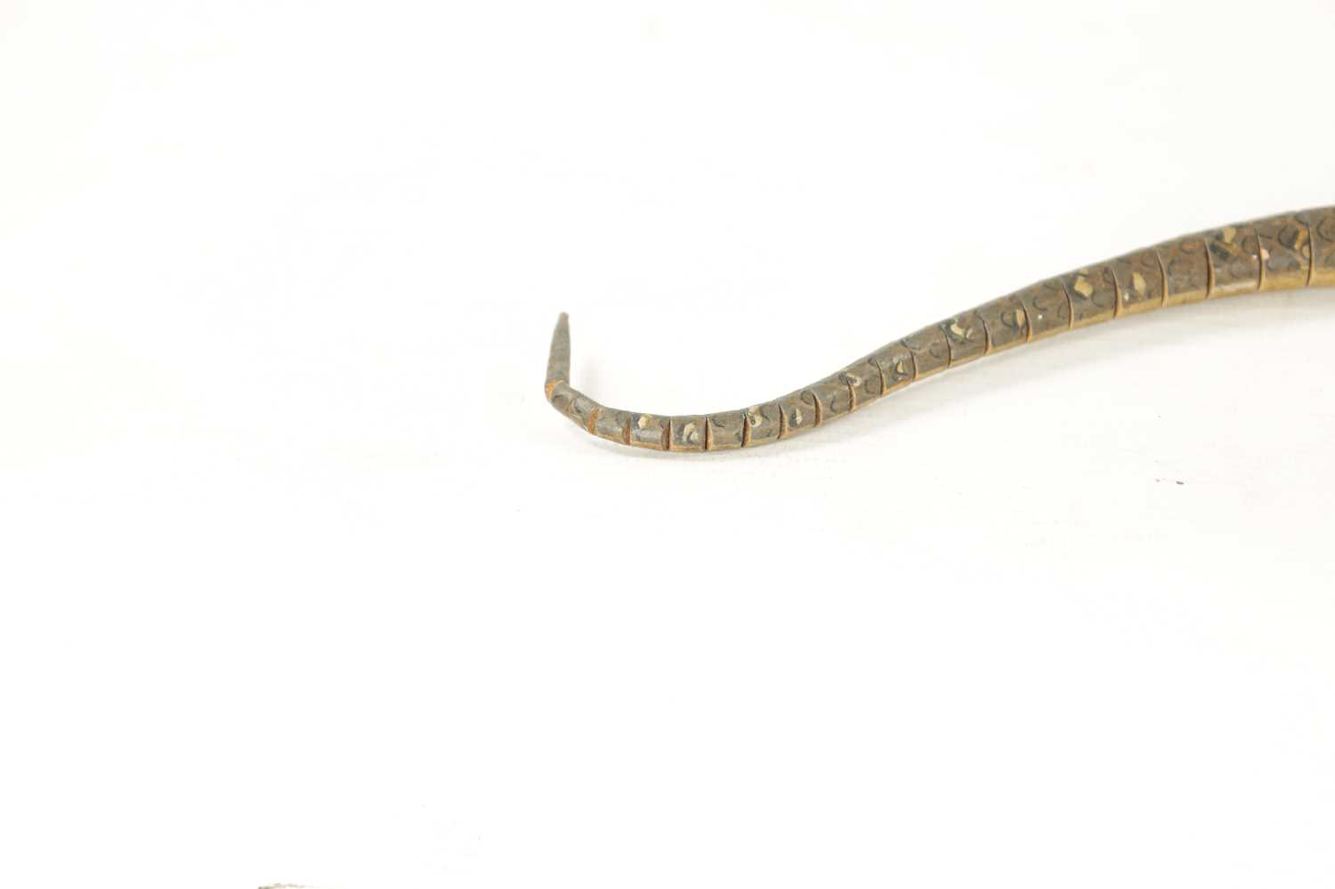 A LATE 19TH CENTURY ARTICULATED TOY SNAKE - Bild 2 aus 6