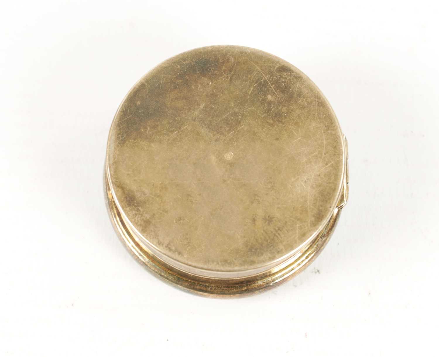 A 1920’S SILVER GILT AND ENAMEL COMPACT - Image 6 of 6