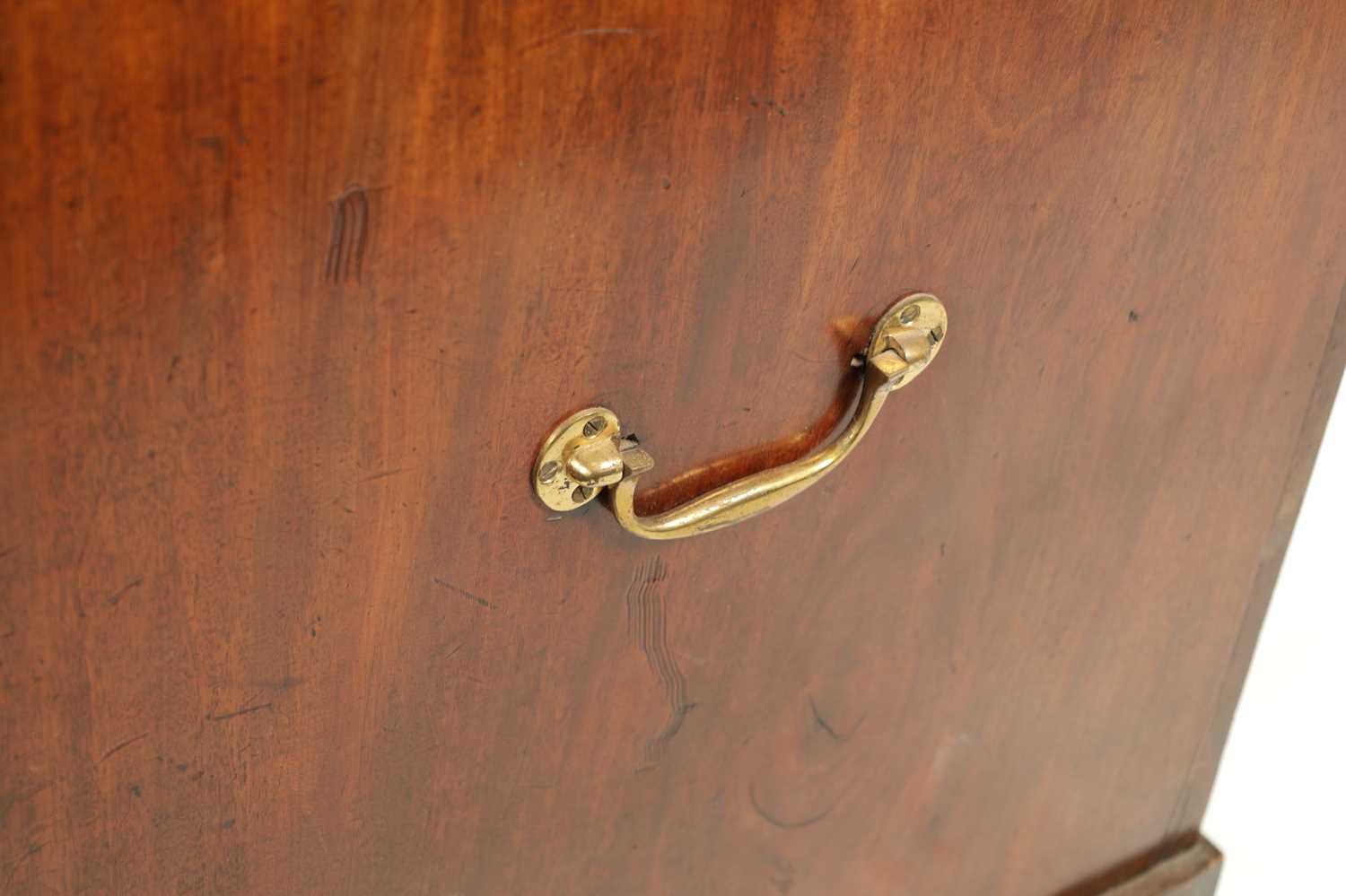 A GEORGE III MAHOGANY LIBRARY DESK - Image 8 of 15