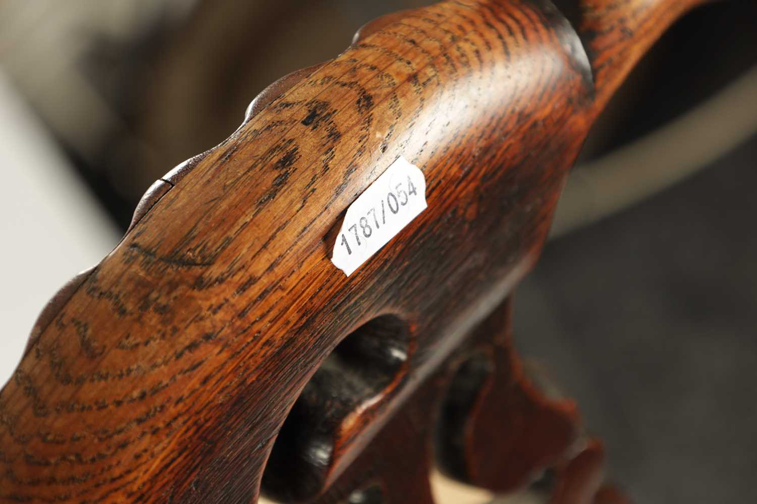 A RARE SET OF FOUR MID 18TH CENTURY OAK AND WALNUT VENEERED IRISH DINING CHAIRS WITH UNUSUAL ROCOCO - Image 7 of 7