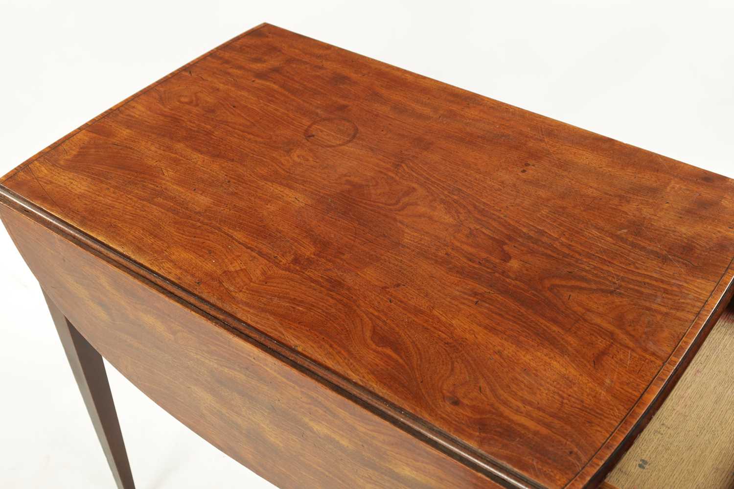 A GEORGE III MAHOGANY PEMBROKE TABLE OF SUPERB COLOUR AND PATINA - Image 4 of 11