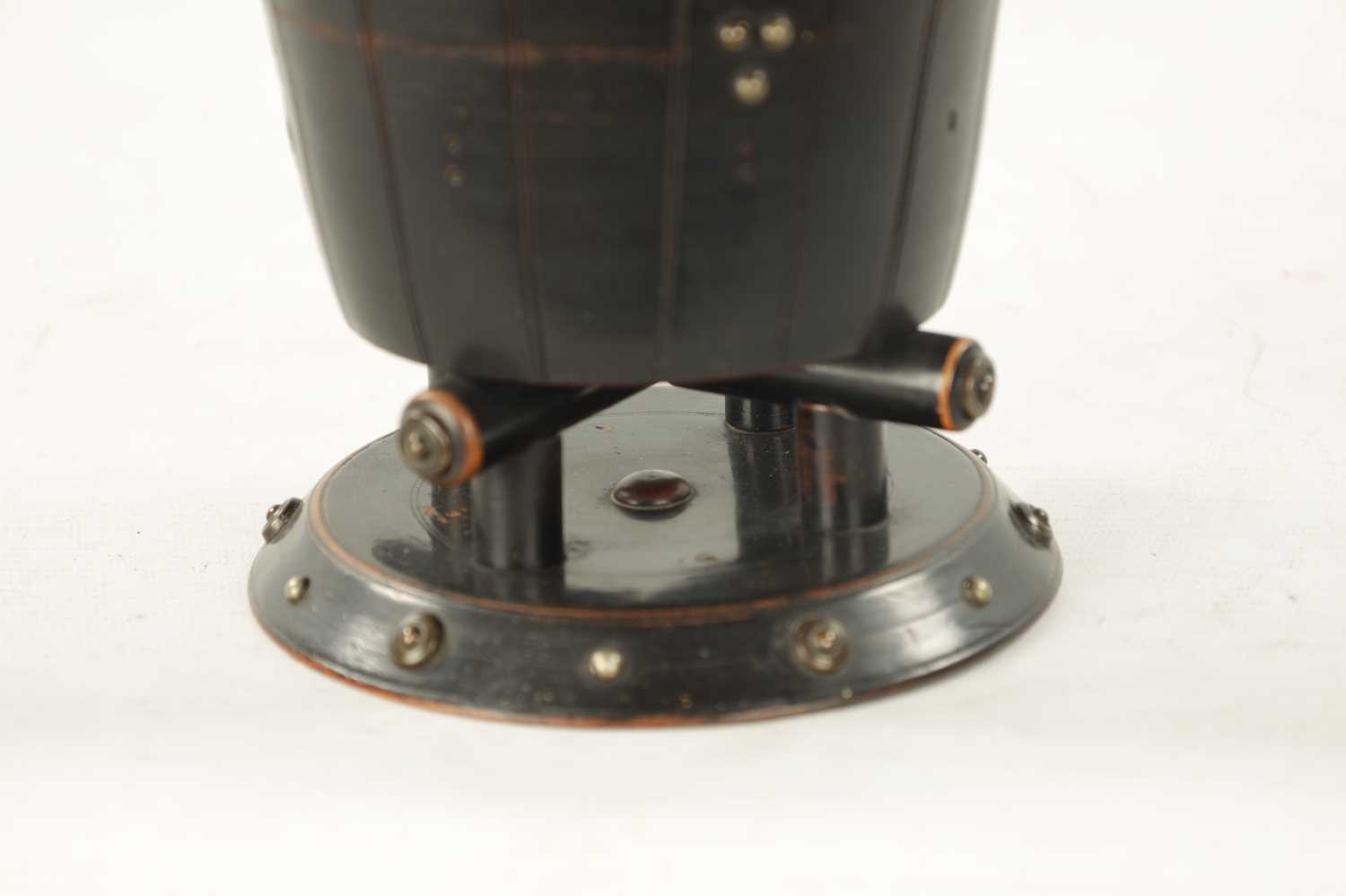 A 19TH CENTURY EBONISED CARVED WOOD TEA CADDY IN THE FORM OF A BARREL - Image 5 of 7