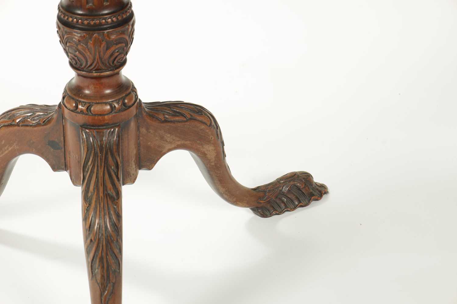 AN EARLY 19TH CENTURY MAHOGANY TILT TOP TABLE - Image 4 of 8