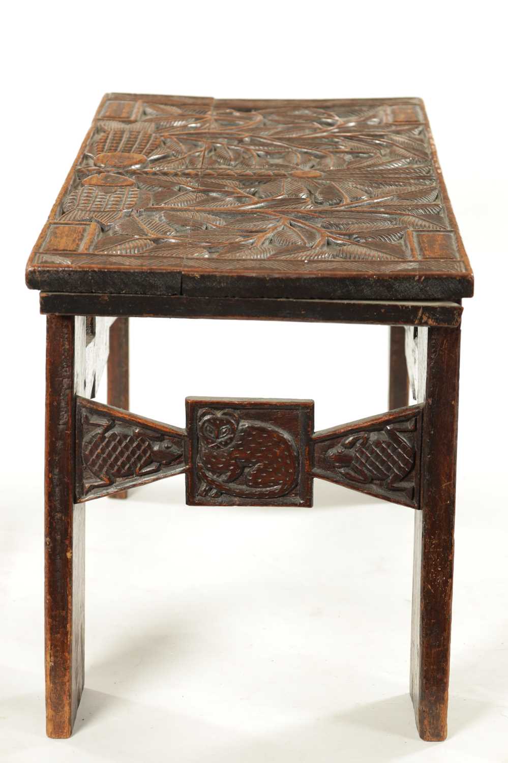 A CARVED HARDWOOD ASHANTI NATIVE OCCASIONAL TABLE - Image 8 of 8