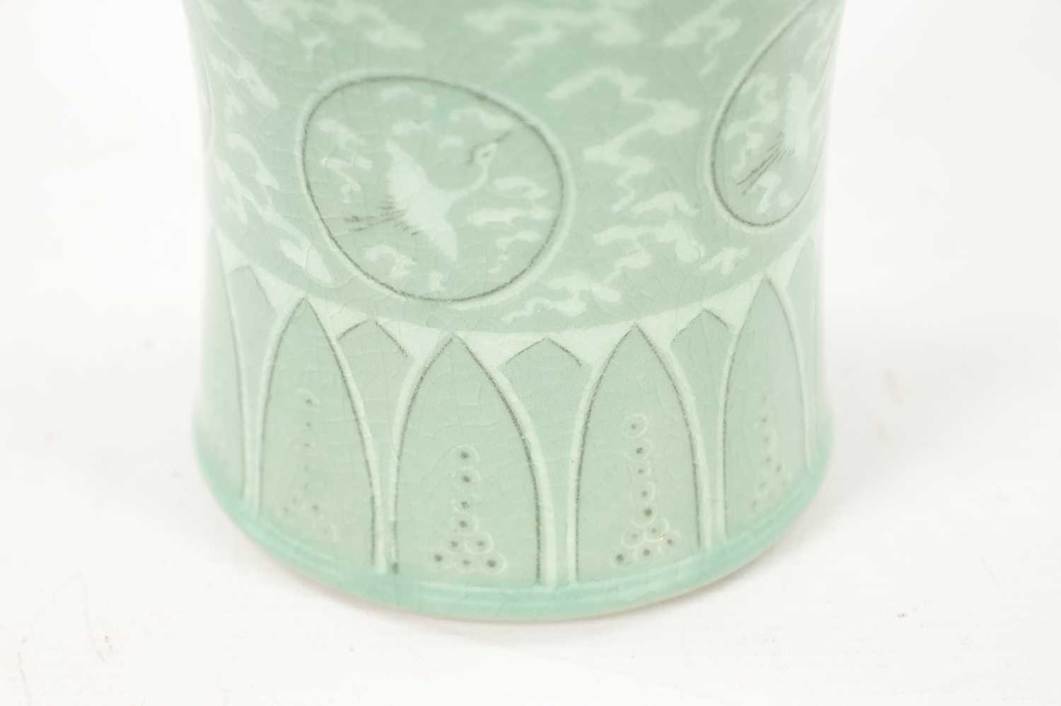 A SIGNED KOREAN CELADON CRACKLE GLAZED VASE - Image 5 of 6