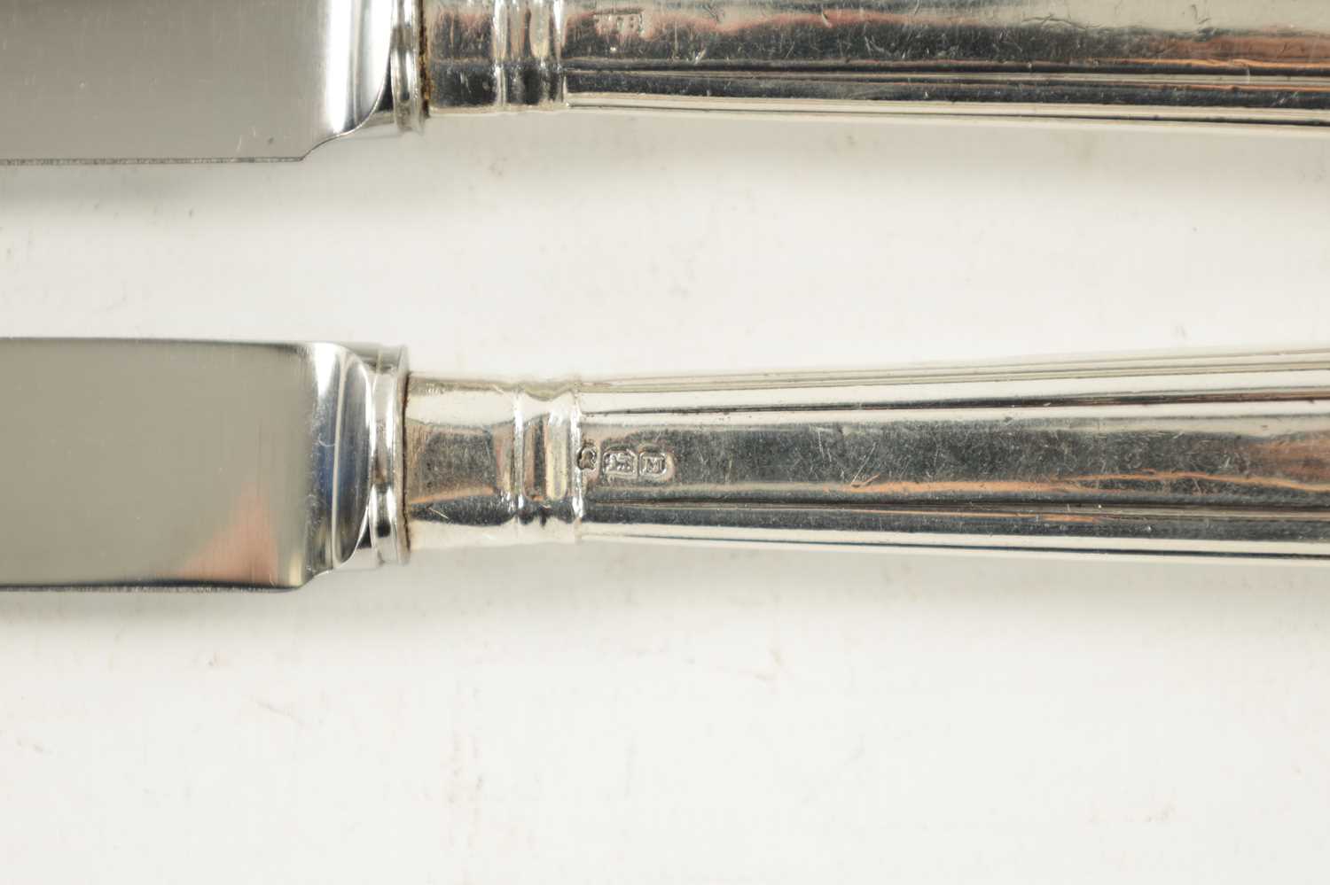 A SET OF TWELVE GEORGE III SILVER-HANDLED DESSERT KNIVES - Image 3 of 8