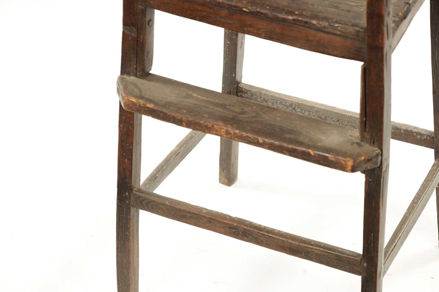 A PRIMITIVE 18TH CENTURY CHILDS FRUITWOOD SPLAT BACK HIGH CHAIR - Image 5 of 7