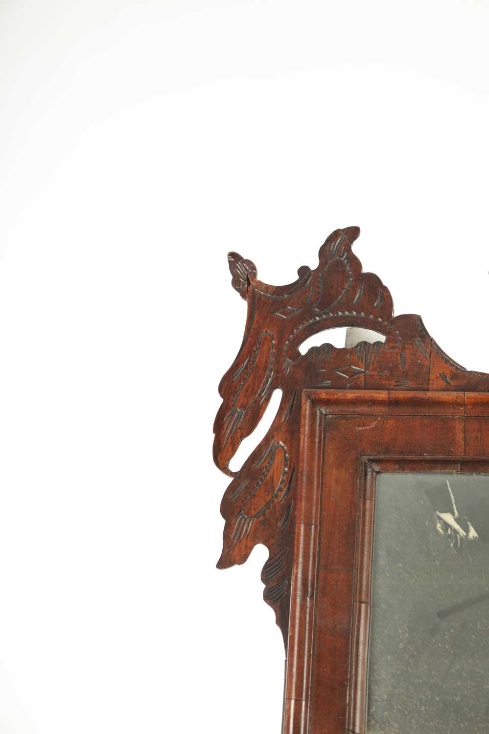 A LARGE MID 18TH CENTURY WALNUT HANGING MIRROR - Image 5 of 8