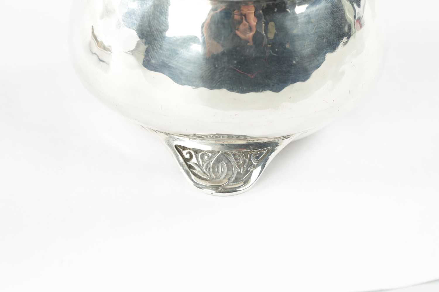 A LIBERTY & CO. ARTS AND CRAFTS SILVER LIDDED BOX DESIGNED BY BERNARD CUZNER - Image 3 of 7