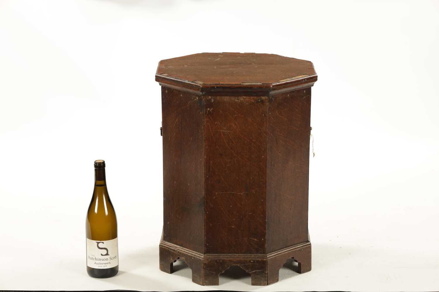 A QUEEN ANNE OCTAGONAL OAK AND WALNUT CROSS-BANDED CLOSE STOOL - Image 2 of 7