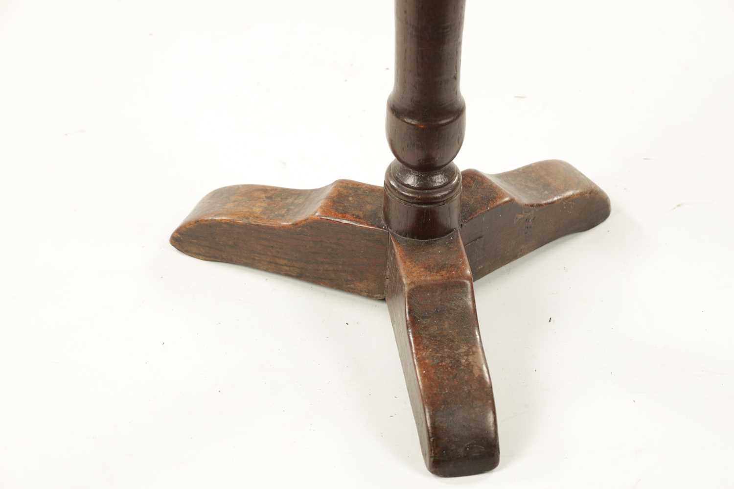 AN EARLY 18TH CENTURY OAK CANDLE STAND WITH DISHED TOP - Image 3 of 11