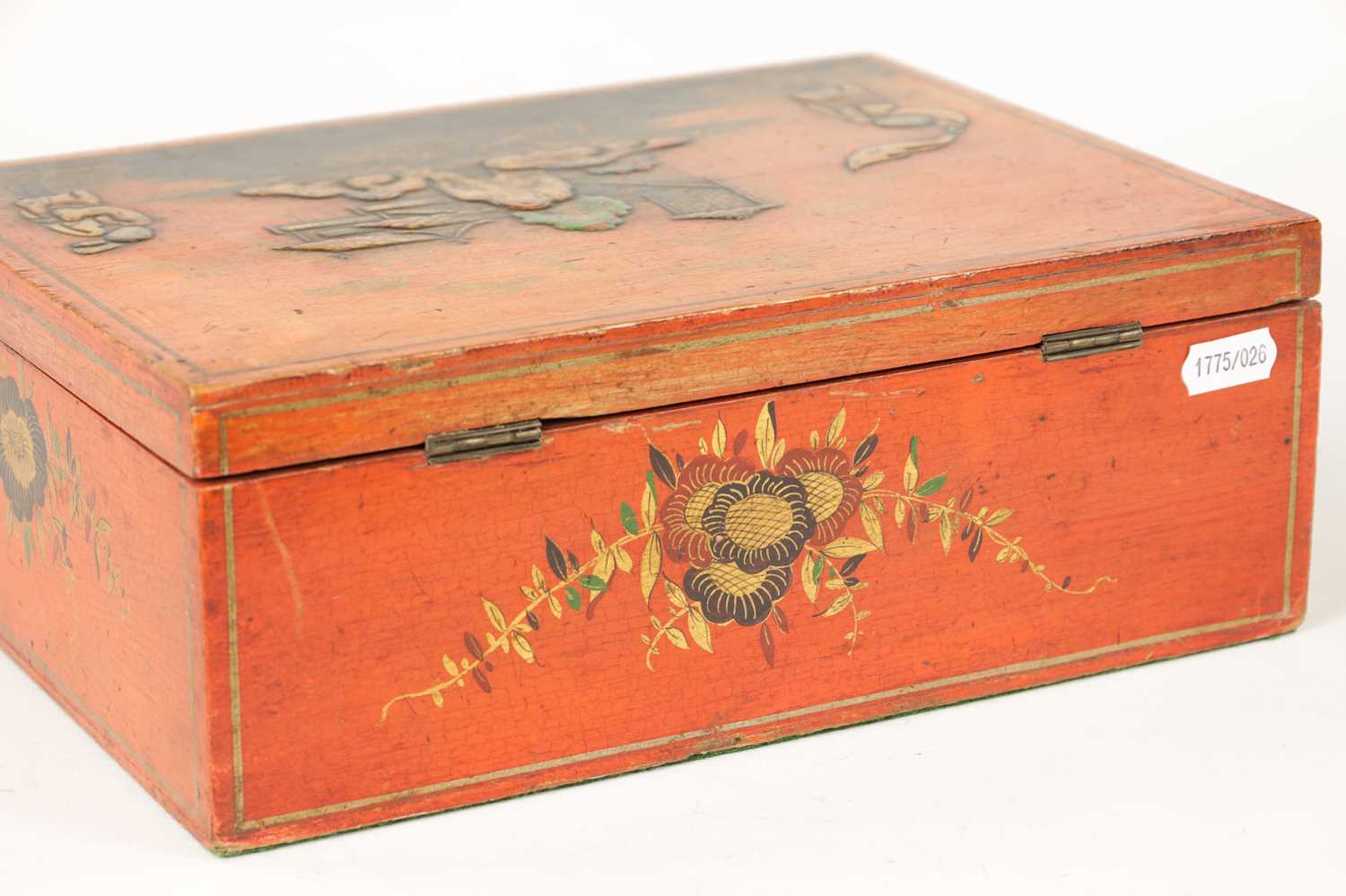 A 19TH CENTURY RED LACQUER AND CHINOISERIE DECORATED BOX - Bild 6 aus 6