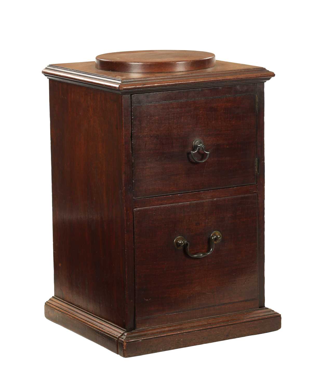 A GOOD GEORGE II MAHOGANY COUNTRY HOUSE URN STAND