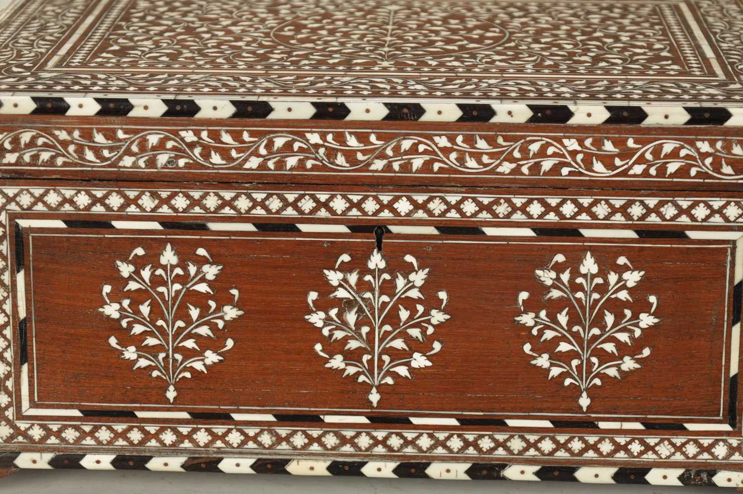 A LARGE LATE 19TH CENTURY ANGLO-INDIAN IVORY AND EBONY INLAID WORKBOX - Bild 3 aus 10