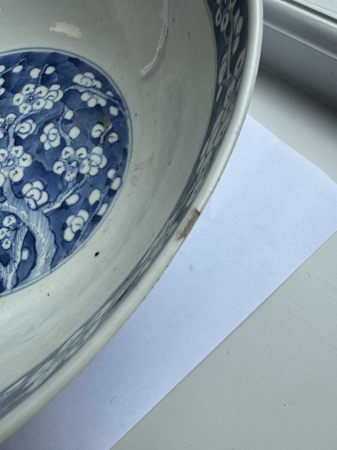 A LARGE 19TH CENTURY CHINESE BLUE AND WHITE PORCELAIN PRUNUS BOWL - Image 11 of 14