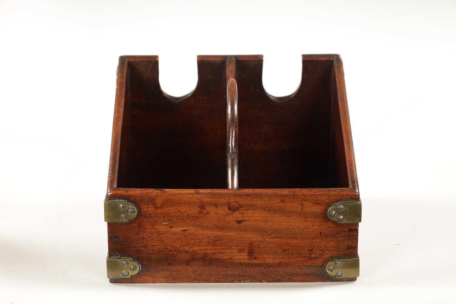 A GEORGE III BOUND MAHOGANY DOUBLE WINE BOTTLE CARRIER - Image 4 of 6