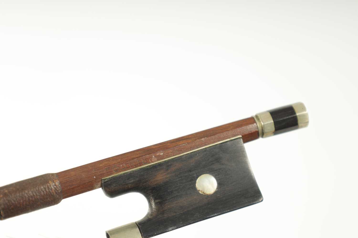 AN ANTIQUE VIOLIN BOW SIGNED TOURTE - Image 4 of 11