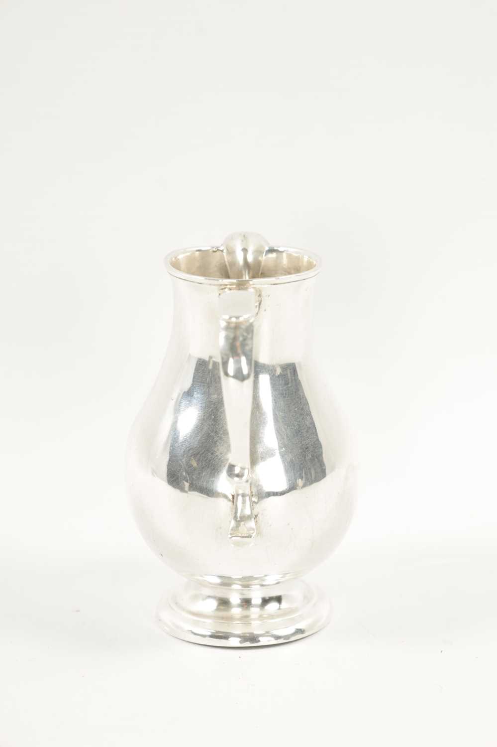 AN EARLY GEORGIAN SILVER CREAM JUG - Image 6 of 7