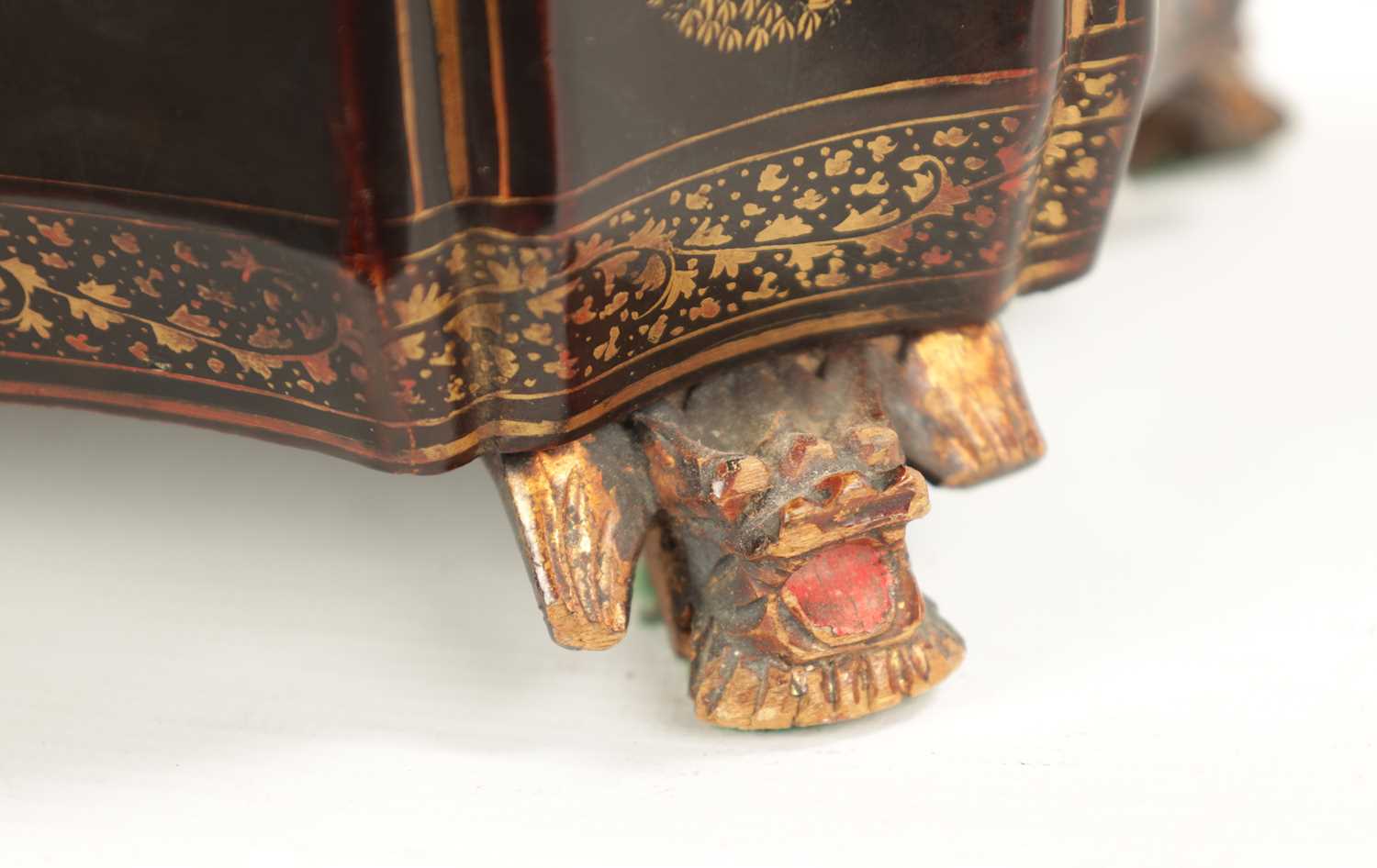 A 19TH CENTURY CHINESE EXPORT CHINOISERIE TEA CADDY - Image 4 of 8