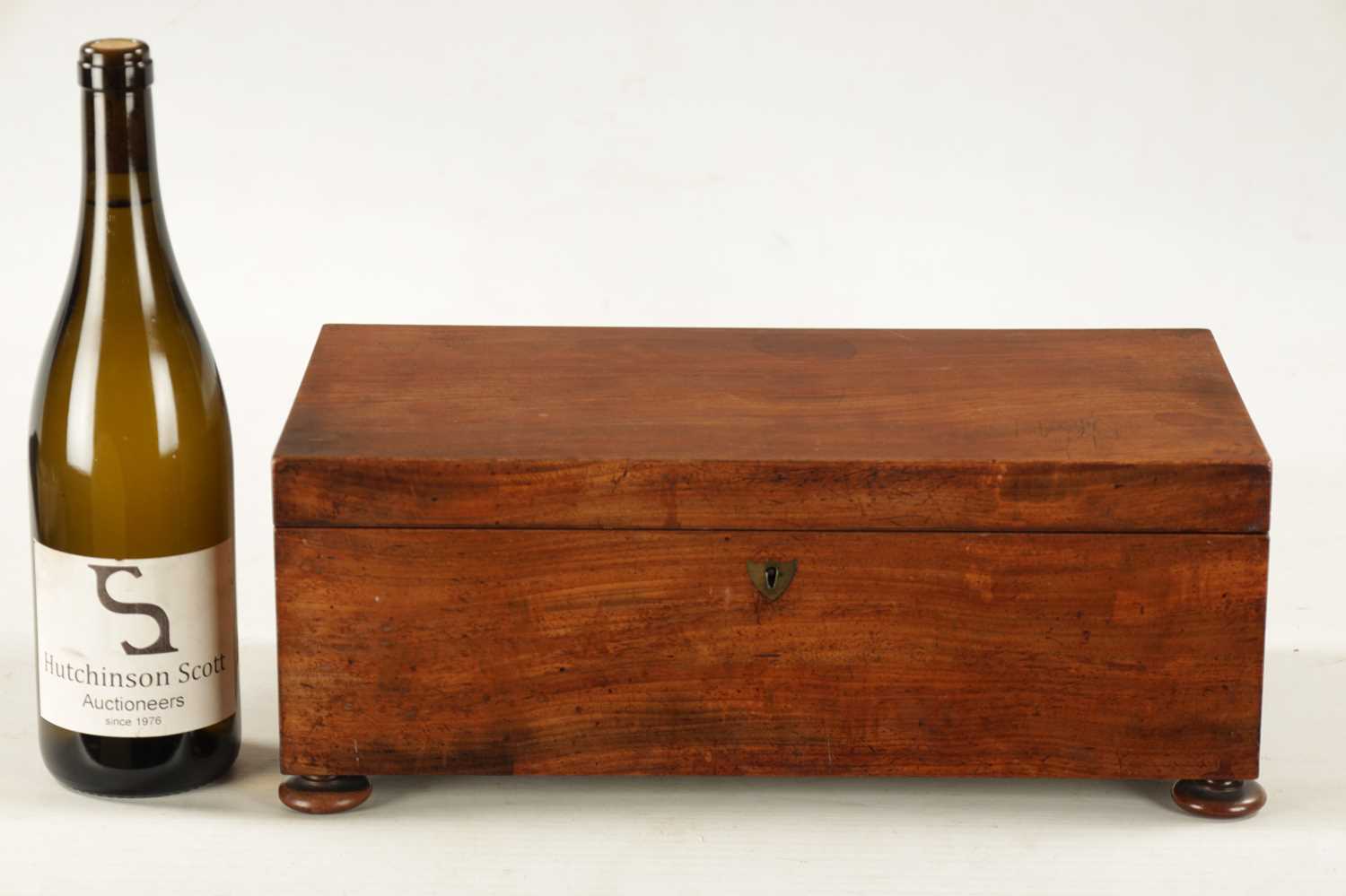 A 19TH CENTURY FIGURED MAHOGANY TEA CADDY WITH FIVE LIDDED INTERNAL COMPARTMENTS - Image 2 of 5