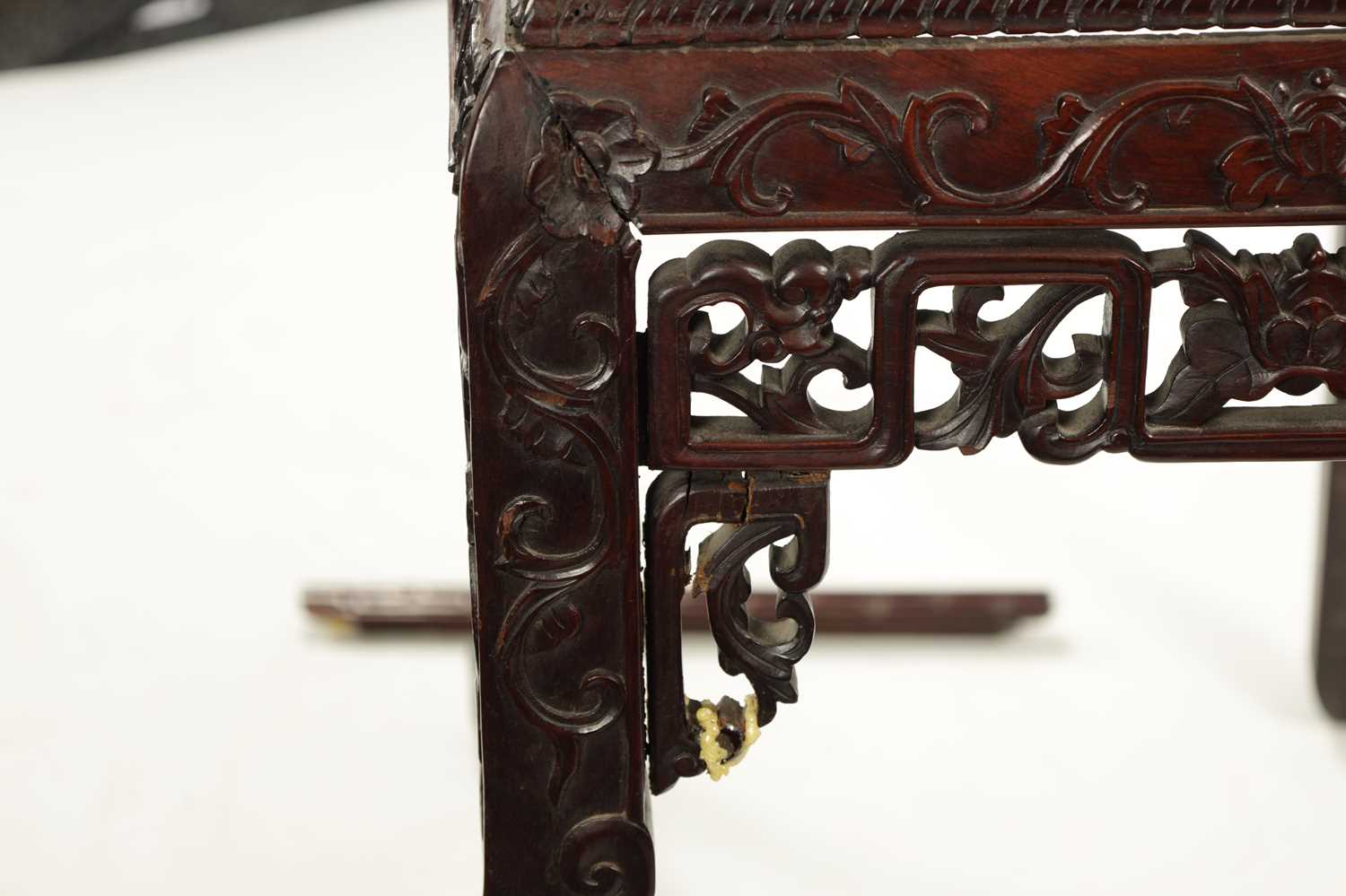 A 19TH CENTURY CHINESE HARDWOOD ALTAR TABLE - Image 4 of 10