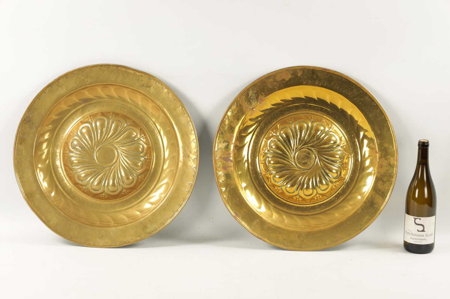 A PAIR OF 17TH CENTURY BRASS ALMS DISHES - Image 3 of 8