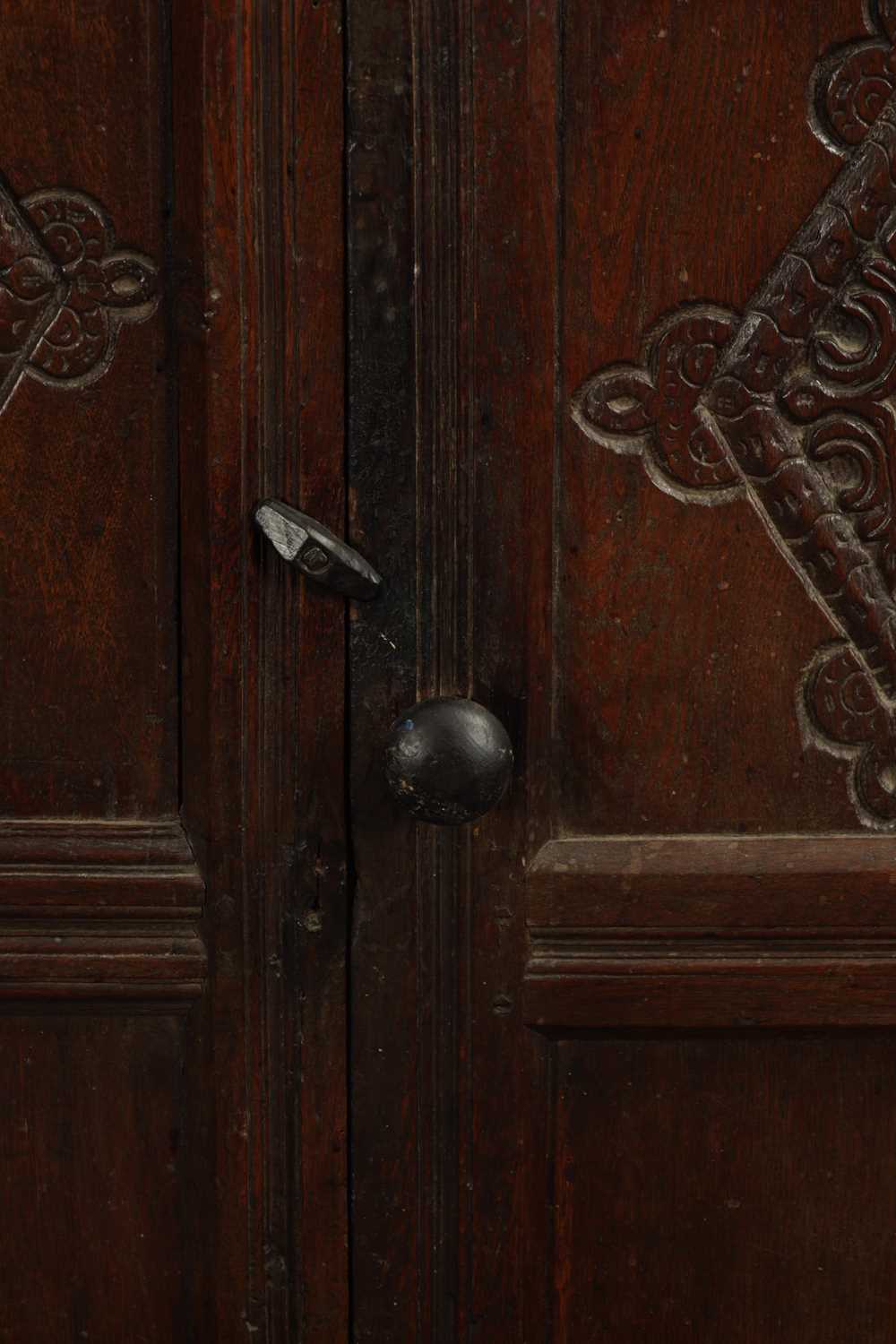 A GOOD LATE 17TH CENTURY OVERSIZED CARVED OAK WESTMORLAND COURT CUPBOARD DATED 1673 - Image 3 of 8