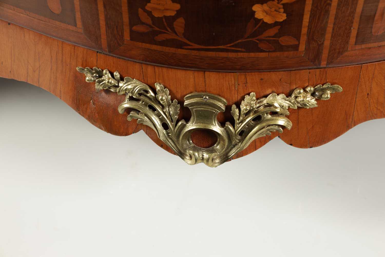 A FINE GEORGE II ENGLISH MARQUETRY COMMODE IN THE MANNER OF HENRY HILL - Image 17 of 23