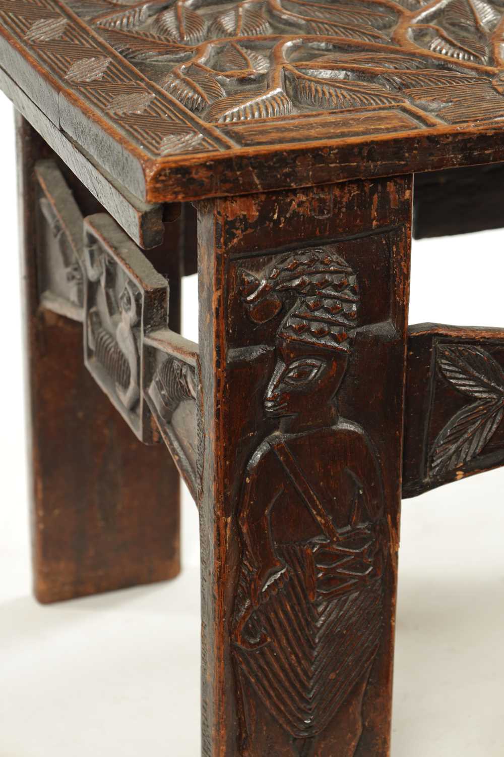 A CARVED HARDWOOD ASHANTI NATIVE OCCASIONAL TABLE - Image 5 of 8