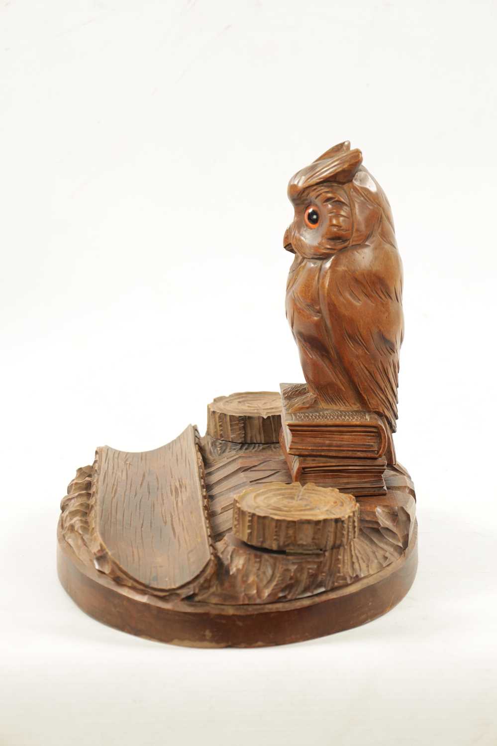 AN EARLY 20TH CENTURY CARVED FRUITWOOD BLACK FOREST INKWELL - Image 6 of 7